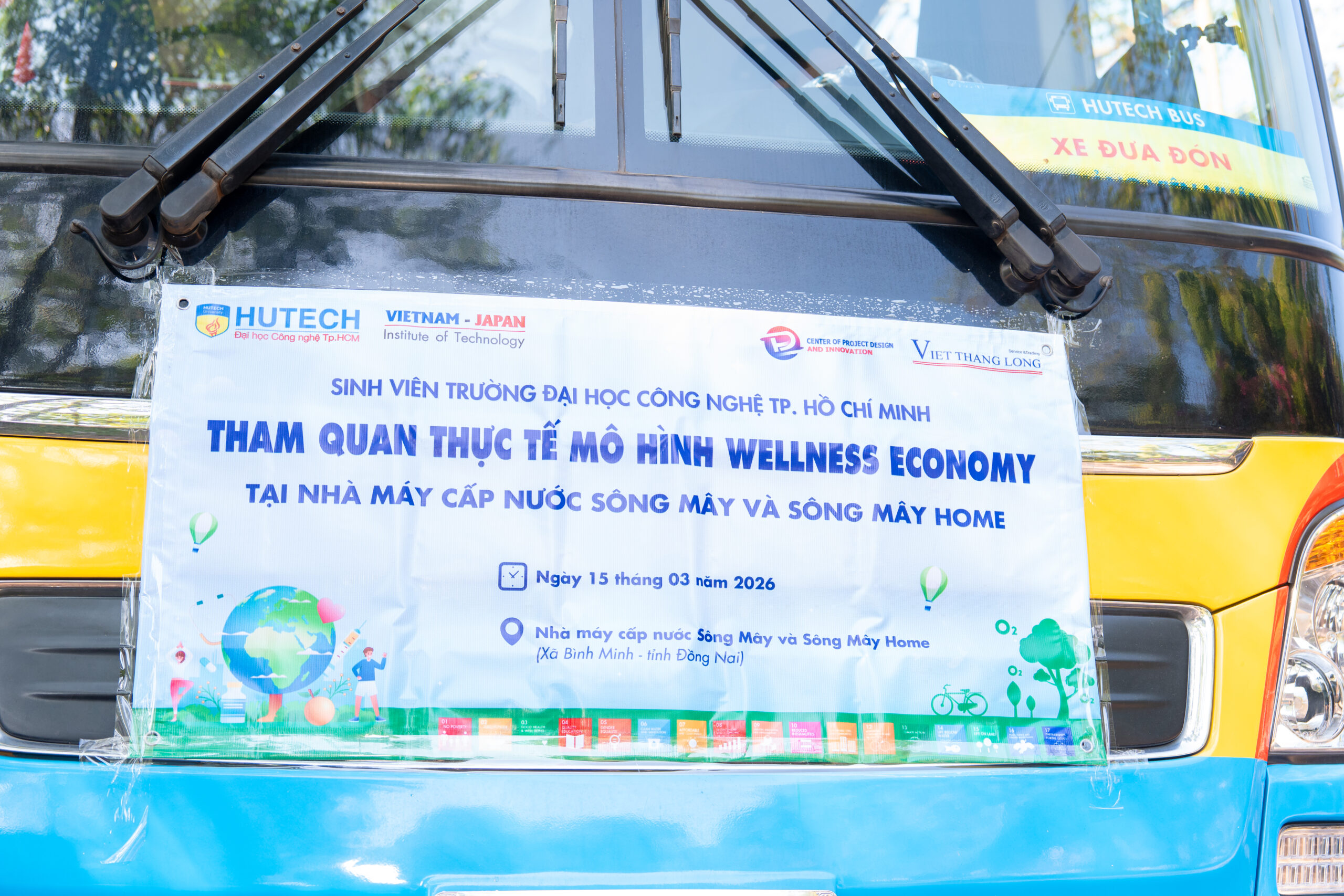 Sinh viên trường Đại học Công nghệ TP. HCM tham quan thực tế mô hình Wellness Economy tại Nhà máy nước Sông Mây